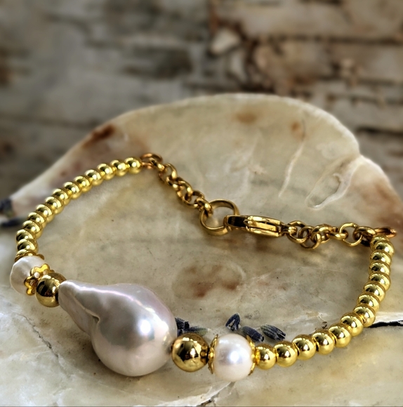 Large Baroque Pearl Centerpiece With Gold Ball Beads Bracelet - Picture 3 of 5